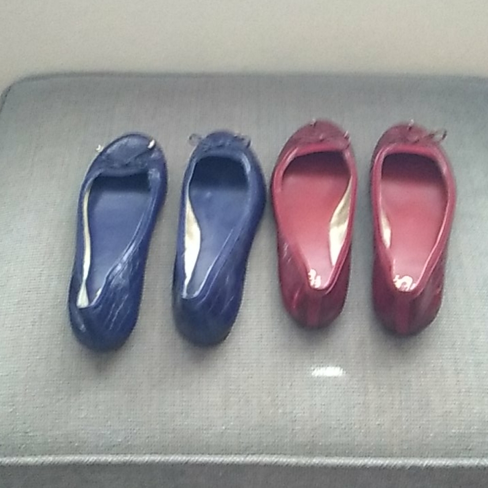 2 pairs of shoes